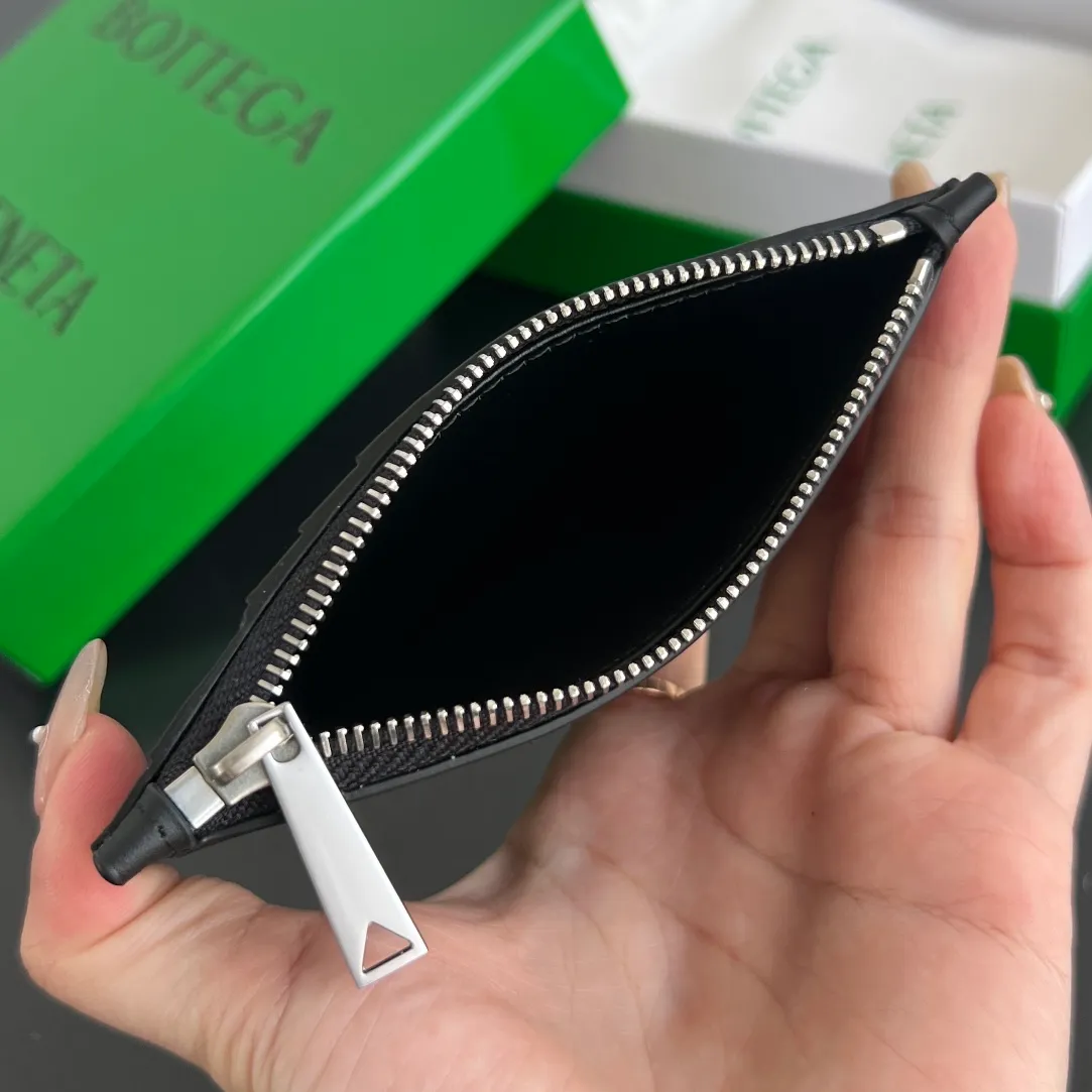 BV’s new 805827 vertical zipper card holder 🎈 The classic small woven work that I miss 0.7 is back. It’s really very design-friendly. The calfskin texture is high-end. It’s carefully designed with five card slots and a central compartment. You can also put cash in for daily use. You deserve to have such an thoughtful design. Size: 12*7*0.5 layers cm P540